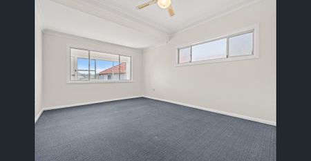 Charming Coastal Cottage with Space and Style - Photo 2