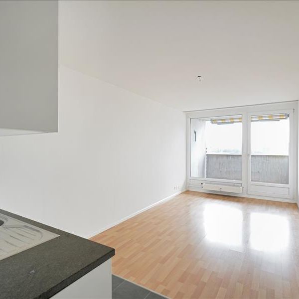 1-helles Wohnzimmer mit integrierter Küche - Foto 1