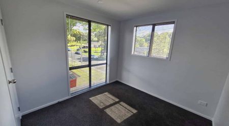 Super modern townhouse with a backyard! - Photo 3