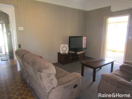 Tidy 4 Bedroom Home Close to Town - Photo 3