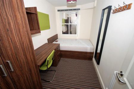 3 bedroom flat to rent - Photo 3