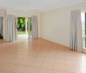 Three Bedroom Family Friendly Home - Photo 6