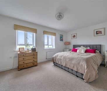 An impressive three double bedroom townhouse with integral garage, ... - Photo 1