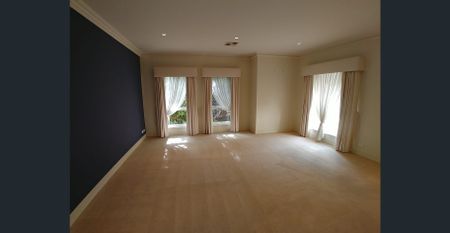 EXECUTIVE LIVING CLOSE TO SCHOOLS, SHOPPING AND TRANSPORT - Photo 2