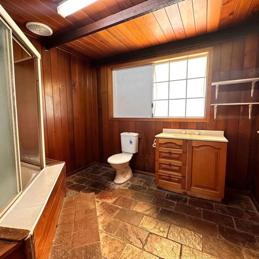 3 Bedroom Family Home with a Peaceful Lookout&excl; - Photo 1