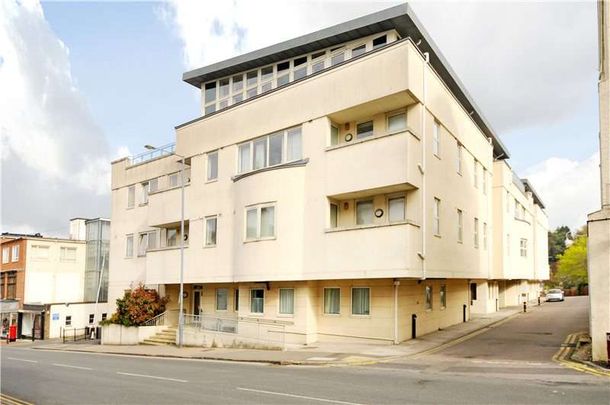A spacious penthouse apartment situated in the town centre of Tunbridge Wells - Photo 1