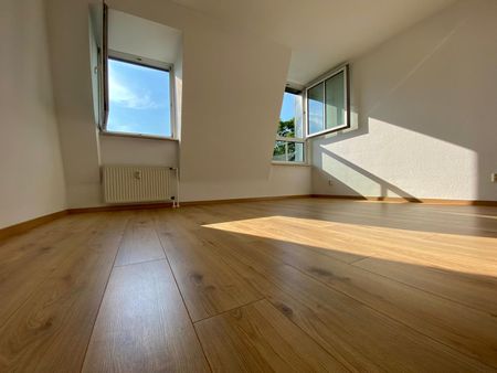 Helle 2-Zimmer-Dachgeschosswohnung in Leipzig-Mölkau - inklusive TG-Stellplatz - Photo 2