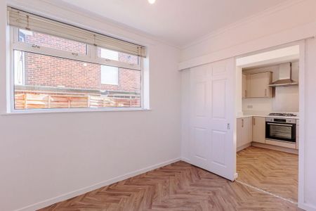 3 bedroom semi-detached house to rent - Photo 4