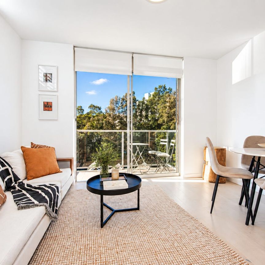 PARTIALLY FURNISHED, NEWLY RENOVATED APARTMENT WITH NORTH-EAST LIGHT! - Photo 1