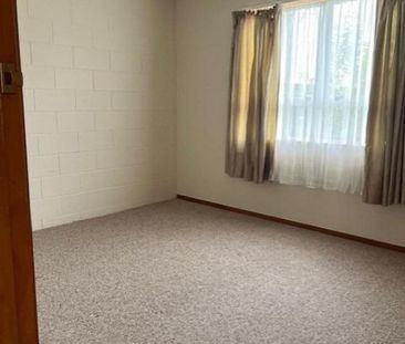 Tidy two-bedroom home - water and lawns included - Photo 5