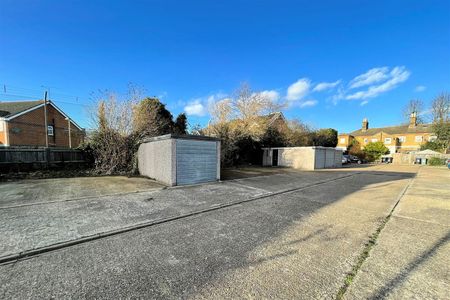 Raglan Road, Knaphill, Woking, Surrey, GU21 2AR - Photo 5