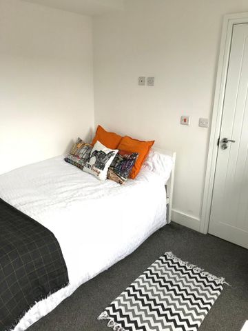 1 bedroom in a house share to rent - Photo 4