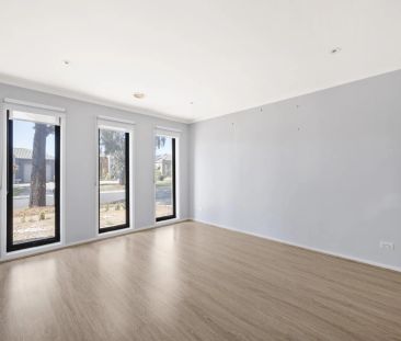 37 Fairhaven Boulevard, Melton West Spacious 4-Bedroom Family Home ... - Photo 6