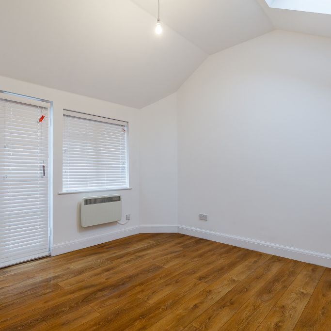 High Spec One Bed Unique Conversion to Let in Twickenham – Secluded Courtyard Close to Shops and Transport - Photo 1