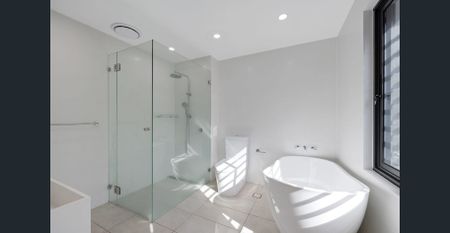 An exclusive complex of just four residences, this quality boutique townhouse delivers stylish executive living at its finest with city view terrace - Photo 4