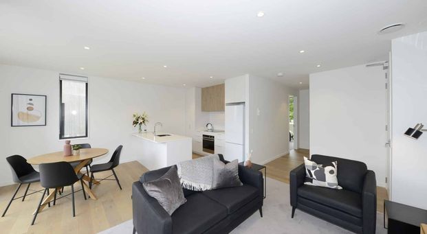 Stylish executive fully furnished apartment in stunning modern complex! - Photo 1