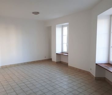 Centre-bourg, appartement en rez-de-chaussée - Photo 2