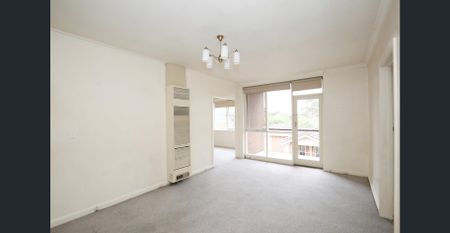 Spacious two bedroom apartment in the heart of Caulfield - Photo 4