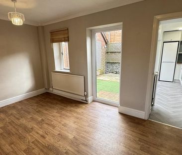 2 bedroom mews to rent - Photo 6