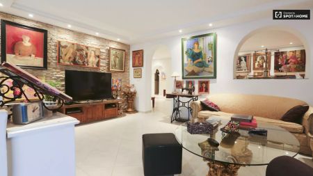 Furnished room for rent in 3-bedroom apartment in Chueca - Photo 2