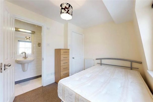 Top Floor 1 bedroom property within a beautiful georgian convertion - Photo 1