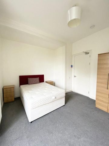 4 bedroom flat to rent - Photo 4