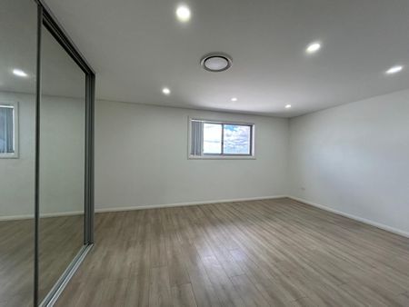 Large Modern 5 Bedroom Duplex - Photo 4