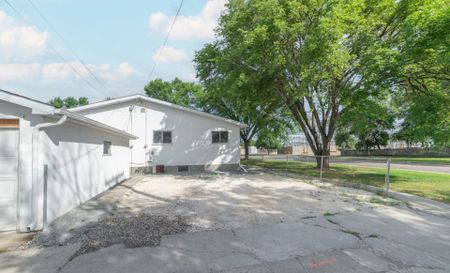 920 Weatherdon, Winnipeg, MB - Photo 2