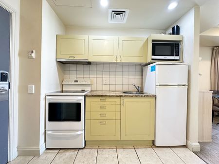 Spacious Bedroom in CBD - Photo 4