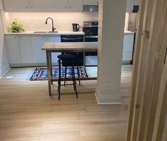 Beautiful fully renovated 2 bedroom + den - Photo 4