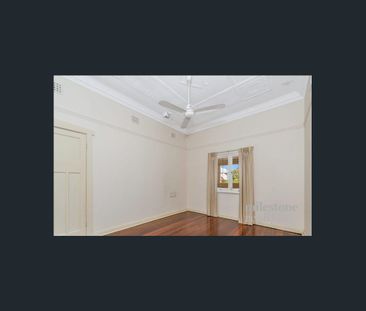 Cozy 2 bedroom character home - Photo 5