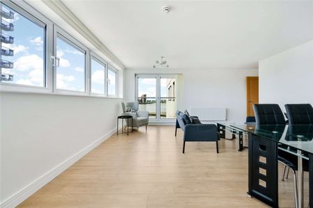 This spacious apartment, with direct river views ,is situated in Cumberland House, part of the Royal Artillery Quay development in Woolwich. - Photo 5