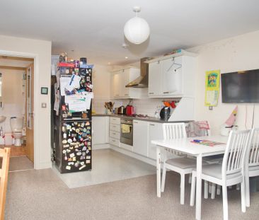 Guide Price £1,650 pcm - Available 15/08/2026 - Unfurnished - Photo 5