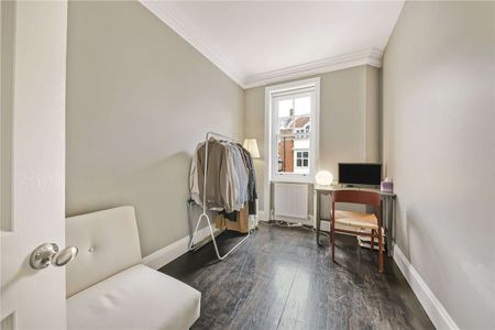 A two-bedroom apartment situated on St. John's Wood High Street. - Photo 3