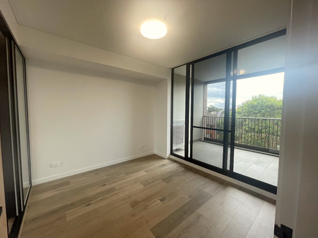 Modern Luxury Apartment in the Heart of West Ryde - Steps from the Train Station - Photo 3