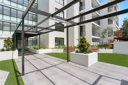 Modern villa-style apartment with lush garden views - Photo 2