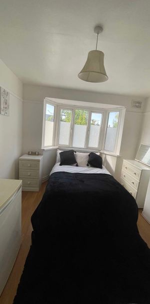 Newly Refurbished Double Room **Great Local Amenities** - Photo 2