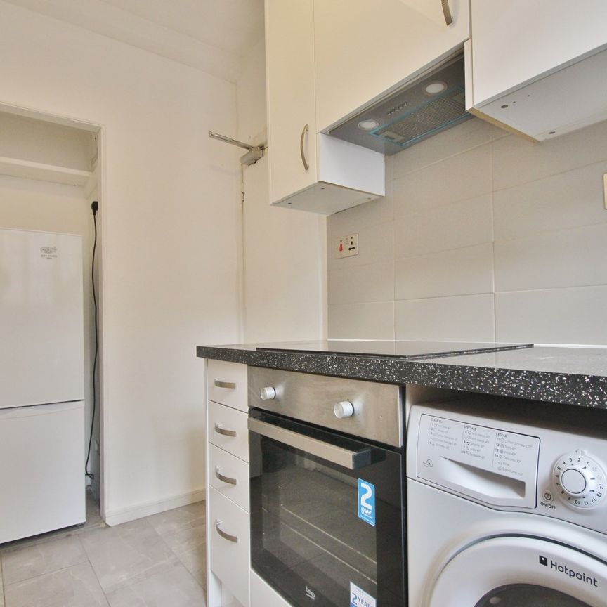 Latymer Court, Hammersmith Road, Hammersmith, London, W6 - Photo 1