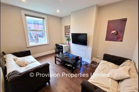 6 Bedroom Student Properties in Hyde Park - Photo 1