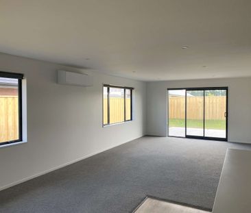 Modern four-bedroom home - Photo 4