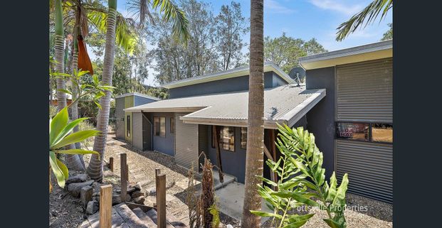 INVITING COASTAL HOME | KOALA BEACH - Photo 1