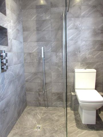 3 bedroom end of terrace house to rent - Photo 2