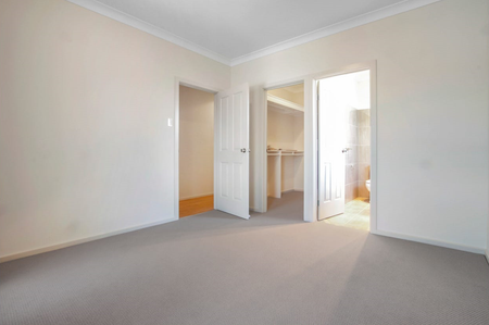 Modern & Low Maintenance! - Photo 2