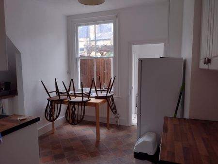 Room in a Shared Flat, Southfields, SW18 - Photo 4