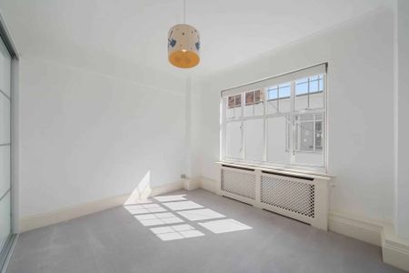 Bright and spacious four-bedroom flat located in Eton Court. - Photo 5