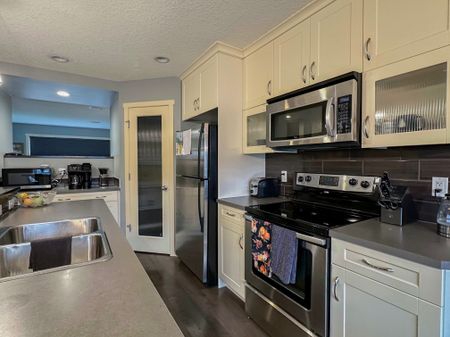 Family Living In Evanston – Steps From Schools, Parks & Shopping Double Garage - Photo 3