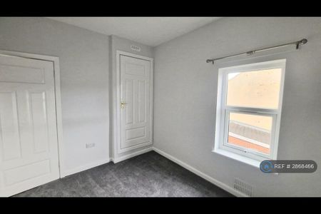 2 bedroom end of terrace house to rent - Photo 4
