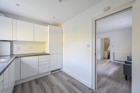 3 bedroom flat to rent - Photo 3