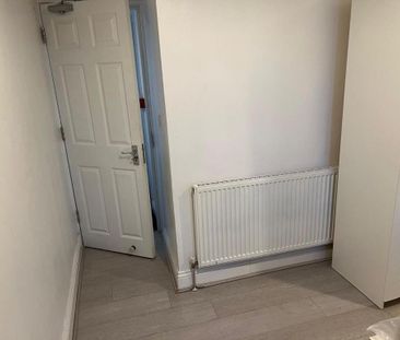 5 bedroom semi-detached house to rent - Photo 2