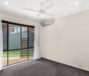 Stylish 2-Bedroom End-Unit in Quiet Cul-de-Sac - Photo 5